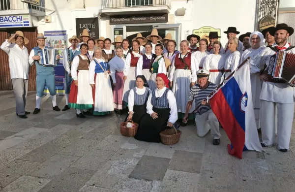 Valovci na folklornem festivalu v južni Italiji