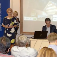 Ministrica dr. Aleksandra Pivec se zavzema za povezovanje in 
sodelovanje.