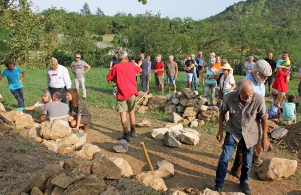 V delavnici obnove suhozidne  terase, ki jo je vodil  Mitja Kobal, so 
“obnovili” del  skrbno urejene   terase domačina Ludvika Feučeta. 