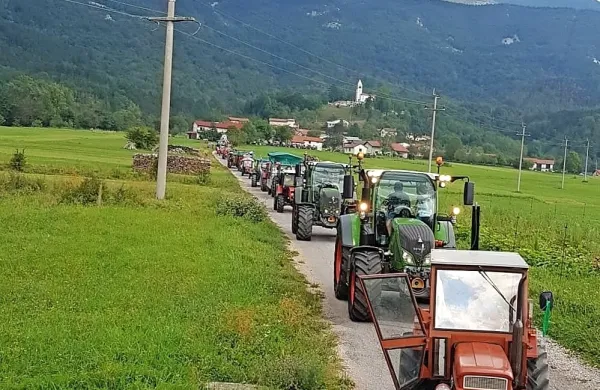 Traktorji so se v dolgi koloni odpeljali na panoramsko vožnjo od 
Zabič do Trpčan.