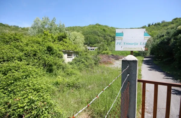 Zemljišče na Ladi je že leta zaraščeno, zdaj ga je slaba banka 
prodala. Tam je bila pred leti  zamišljena stanovanjska soseska.  