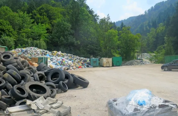 Kopičenje odpadkov v zbirnem centru je v dobršnem delu 
posledica zaprte glavne ceste v Idrijo. Komunala bo problem  
začela reševati prihodnji teden.
