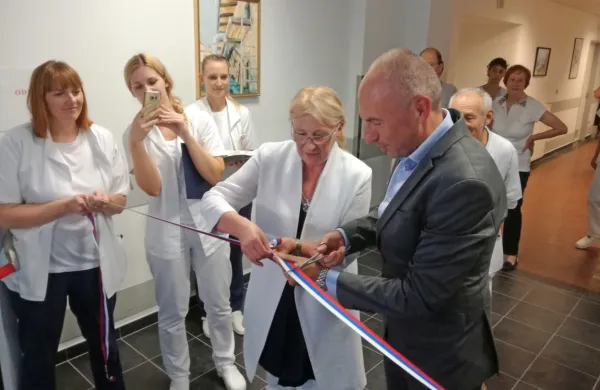 Včeraj sta direktorica Bolnišnice Sežana Silvana Šonc in zdravstveni minister Aleš Šebeder slovesno odprla prenovljen oddelek 
za rehabilitacijo.  