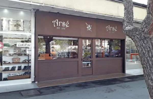 Vitrine in police portoroške zlatarne so bile včeraj prazne. 