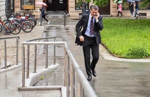 Sodnica Vladislava Lunder je na začetku današnje obravnave, ki 
poteka v Ljubljani v primeru suma oškodovanja upnikov Koloseja, 
dejala, da je bilo vabilo obtoženemu vročeno, zato je obravnava 
potekala v njegovi nenavzočnosti.