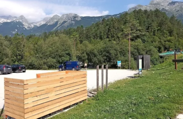 Na vstopnem mestu v Čezsoči so z lesom lično zakrili otok za 
odpadke in stranišče. 