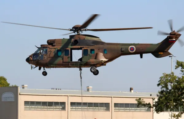 Slovenska vojska premore štiri helikopterje AS AL 532 cougar.