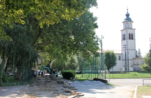 Z optiko bodo v središču mesta zagotovili brezžični dostop do 
interneta in nadzor prometa. 