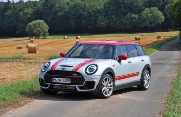 Clubmana sem na nekaj sto kilometrih prvič preizkušal v izvedbi 
John Cooper Works, ki ima pod pokrovom navit 225 kilovatni 
štirivaljni bencinski motor.