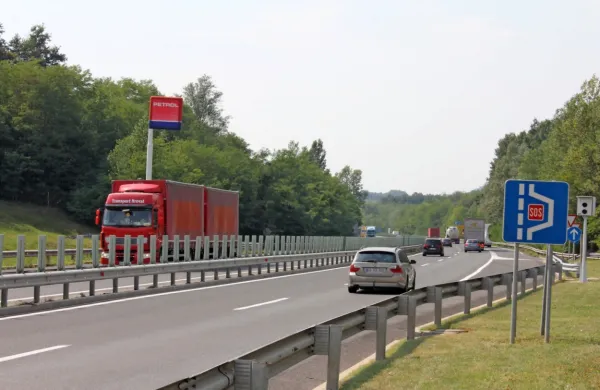 Do konca novembra bodo obnovili tudi 3,8 kilometra dolg odsek 
hitre ceste med Šempetrom in Vogrskim.