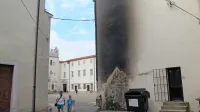 Vandali so z nočnim požigom uničili dobršen del ometa pred 
vhodom v Galerijo Loža.