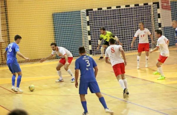 Oplast (v rdeče-beli opravi)  se bo za uvod v novo sezono prve SFL pomerili z Bronxom na Škofijah.