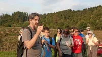 Slavko Polak z zdravilno strašnico, na kateri živi redka vrsta 
metulja, strašničin mravljiščar z zanimivim življenjskim krogom, 
saj za razvoj potrebuje tako rastlino kot pozneje posebno vrsto 
mravelj.