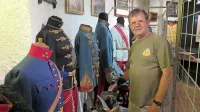 Srečko Rože je upravičeno ponosen na svojo zbirko uniform, ki jih 
je ob praznovanju četrt stoletja Vojaškega muzeja Tabor Lokev 
tudi razstavil.