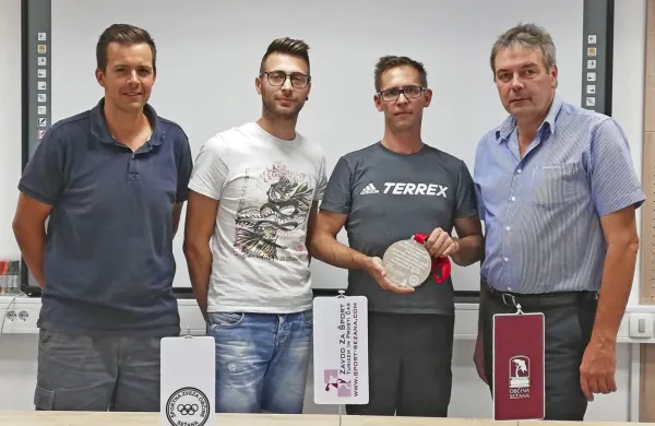 Župan Občine Sežana David Škabar (na fotografiji desno), predsednik Športne zveze Matej Glavina (drugi z leve) in predstavnik 
Zavoda za šport, turizem in prosti čas Niko Zadnik (prvi z leve) so 
pripravili sprejem za  trenerja članske reprezentance v športnem 
plezanju Luko Fondo (drugi z desne). 