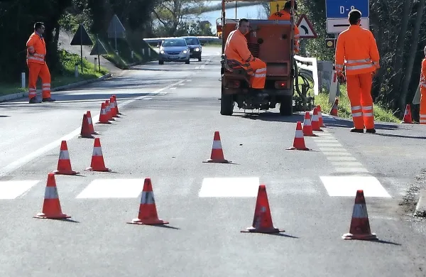 Stožci cestarjev so voznici iz Strunjana v noči na četrtek prinesli 
veliko stroškov. (fotografija je simbolična)