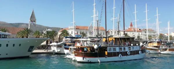 Dopustovanje s srednje veliko lesenjačo ne nudi večjega udobja, vendar pa pristno doživljanje morja, zgodovinskih mestec in  razgibane morske obale.

