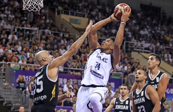 Grk Giannis Antetokounmpo (z žogo) bo prvi zvezdnik svetovnega 
prvenstva.