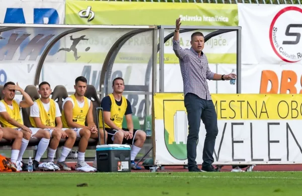 Trener Andrej Razdrh v uvodnem delu dobro krmari sežansko 
barko.