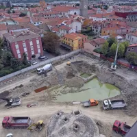 Projektna dokumentacija za gradnjo garaže na Muzejskem trgu ne 
predvideva ohranitve niti predstavitve vodne cisterne na kraju 
odkritja.