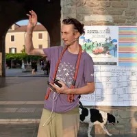 Matija Solce, vodja festivala, je med drugim tudi letos uspel 
nastopiti v koprskem zaporu. 