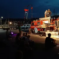 Plavajoči grad - z domi&scaron;ljijo nad okove