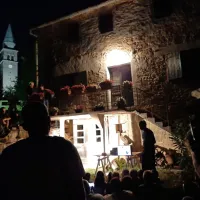 Plavajoči grad - z domi&scaron;ljijo nad okove