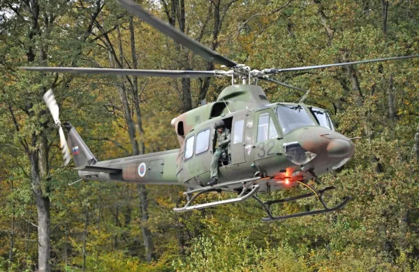 Plezalca je iz stene rešila posadka dežurne ekipe GRS z vojaškim 
helikopterjem, ki je priletela z Brnika (fotografija je simbolična).