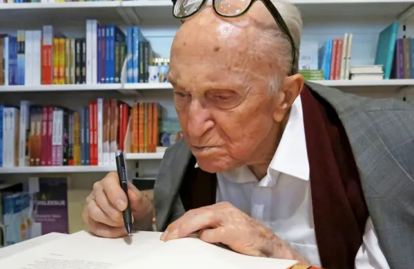Boris Pahor je napisal Mesto v zalivu, Nekropolo, Spopad s pomladjo,  Grmado v pristanu ...