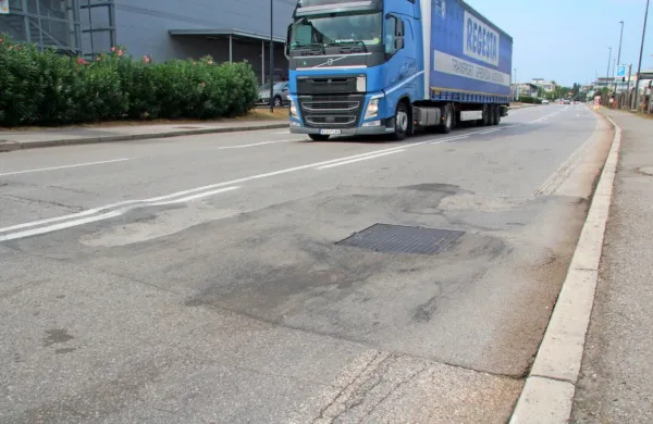 Cestišče  pred vhodom na kamionski terminal je  zaradi vožnje  tovornjakov precej poškodovano.