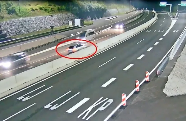 

Na posnetku Darsa, ki je dostopen na naši spletni strani www.primorske.si, je videti vozilo Patrika Peroše, potem ko  se je  prek 
razcepa Nanos peljal v nasprotno smer. Nato je pot  nadaljeval po  
priključku glavne smeri avtoceste (Kozina-Postojna) na hitro cesto 
proti Vipavi, ki ga je  pripeljala na nasprotno smer proti Kozini.