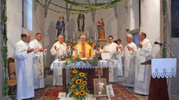 Ob 30. obletnici ustanovitve Župnije Hrpelje-Kozina so sveto mašo 
poleg upokojenega škofa msgr. Metoda Piriha (v rumenem) darovali 
še župniki, pomočniki  in diakoni, ki so v tej župniji delovali.   