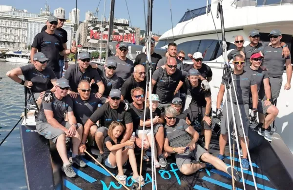 Slovenijo na svetovnem prvenstvu maksi-jadrnic na Sardiniji 
zastopa nekdanji olimpijec Gašper Vinčec s 26,6-metrsko jadrnico 
Way of Life.