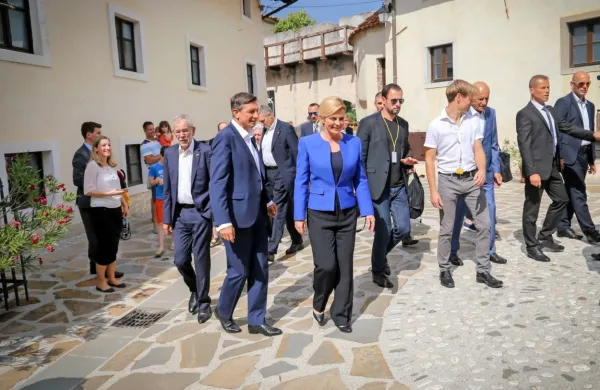 Predsedniki Slovenije,  Avstrije in Hrvaške Borut Pahor, Alexander 
Van der Bellen in Kolinda Grabar-Kitarović so se julija lani srečali 
v Goriških brdih. 