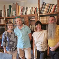 Pesnikovo  rojstno hišo, polno umetnosti,  sta občudovala  tudi kraško-kulturniška para (z leve): 
Vladka Tucovič Sturman in Primož Sturman ter Magdalena Svetina Terčon in David Terčon. 