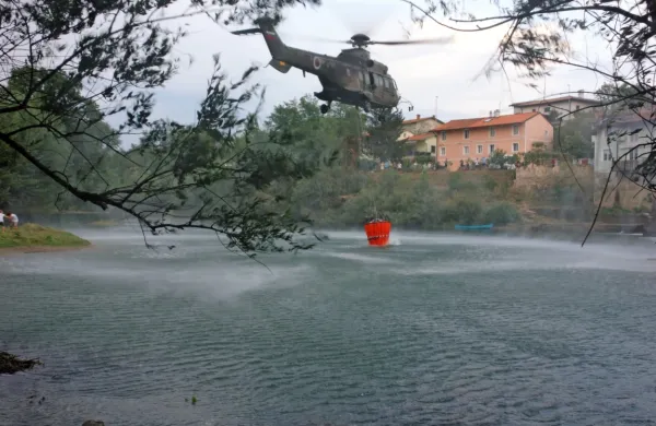 Vojaški helikopterji so avgusta sodelovali tudi pri gašenju velikega 
požara na Cerju, vodo so zajemali pri mlinu v Orehovljah.
