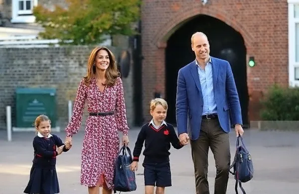 Štiriletno princesko sta v šolo Thomasa Battersea na jugozahodu 
Londona pospremila njena starša, princ William in vojvodinja 
Kate. V šolo je seveda šel tudi njen starejši brat, šestletni princ 
George.