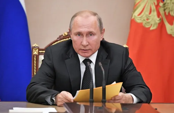 Ruski predsednik Vladimir Putin je danes med gospodarskim 
forumom v Vladivostoku sporočil, da je ameriškemu predsedniku 
Donaldu Trumpu ponudil možnost, da kupi najnovejše orožje od 
Rusije, tudi hipersonične rakete.