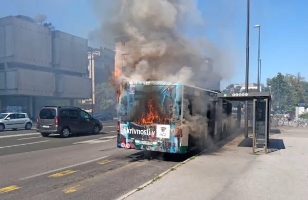 Za Bežigradom zagorel mestni avtobus