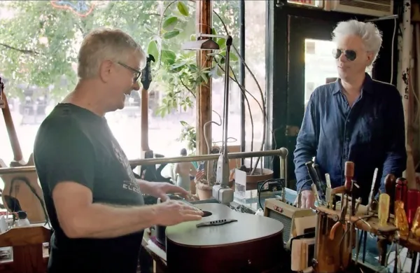 Rick Kelly (levo) in njegova  stranka režiser Jim Jarmusch. 