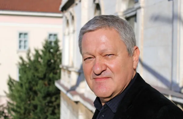 Dragan Velikić se v romanih in esejih vrača v mesta,  ki so ga sooblikovala, najpogosteje v Pulj.  