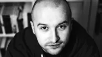 Pisateljsko nagrado Srednjeevropske pobude letos prejme Ivan 
Šopov iz Severne Makedonije, leta 1987 rojen v Skopju.