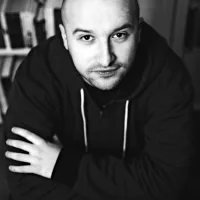 Pisateljsko nagrado Srednjeevropske pobude letos prejme Ivan Šopov iz 
Severne Makedonije, leta 1987 rojen v Skopju.  