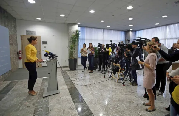Ministrica in predsednica stranke SAB Alenka Bratušek se je znašla 
pod plazom očitkov, da se je osebno vpletla v izbiro direktorja 
sistemskega operaterja distribucijskega električnega omrežja Sodo.