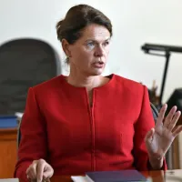 Alenka Bratušek: “Verjamem, da bi si energetski lobi še naprej rad 
delil milijone, vendar tega, dokler bom odgovorna, ne bom 
dovolila.”