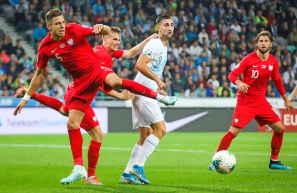 Andraž Šporar (v belem dresu)  je danes v Stožicah dosegel drugi 
zadetek na tekmi. 