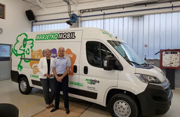Direktor Marjetice Koper Alfred Draščič  in vodja sektorja Snaga 
Danica Škerbec Turk ob Marjetkomobilu. 