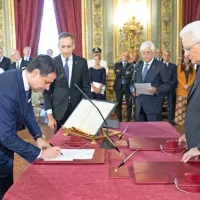 Prisegla je nova italijanska vlada pod vodstvom novega starega premierja Giuseppeja Conteja (levo).