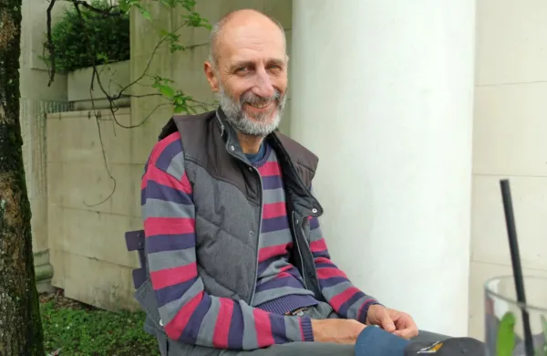 Esad Babačić se je uveljavil kot pankersko uporniški glas skupine Via Ofenziva, pesnik in novinar.  