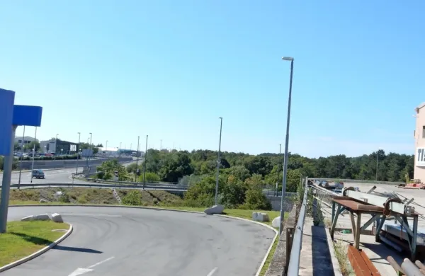 Stečajna upraviteljica Kraškega zidarja je včeraj prodala zemljišča 
na desni strani ceste, ki vodi  proti državni meji. 